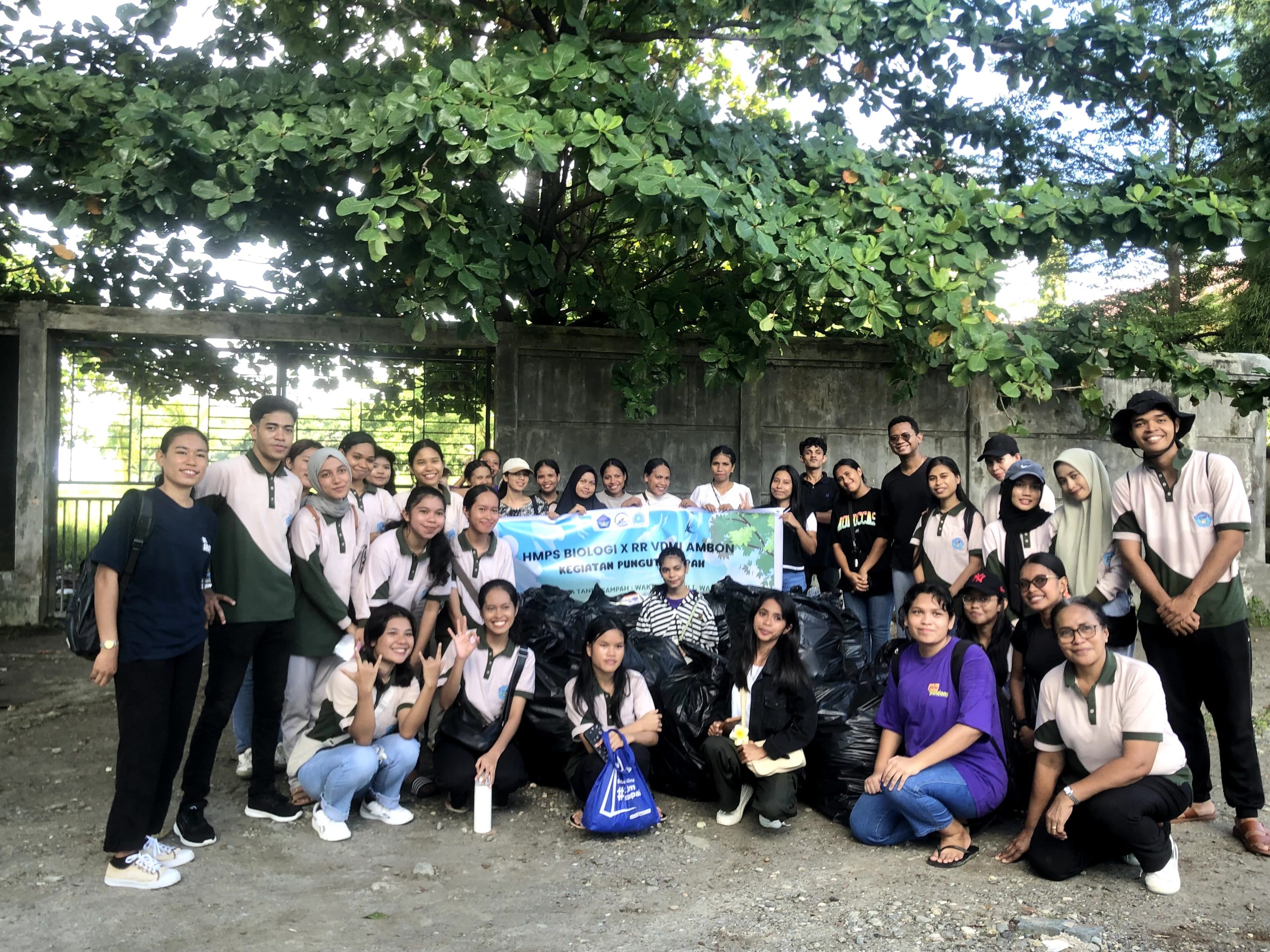 Pungut Sampah bersama Beasiswa Van Deventer-Maas Indonesia